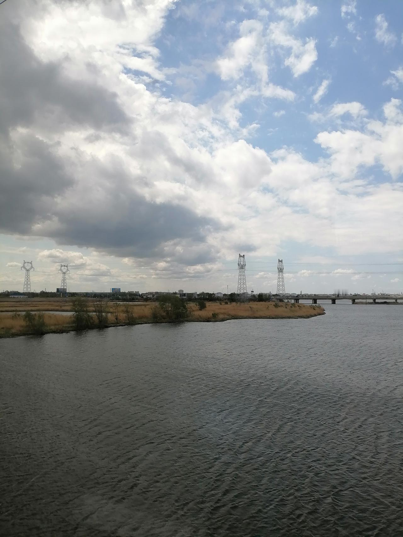 旅行路上

      大早上，坐火车去大连。大连一直是我特别向往的地方。
  