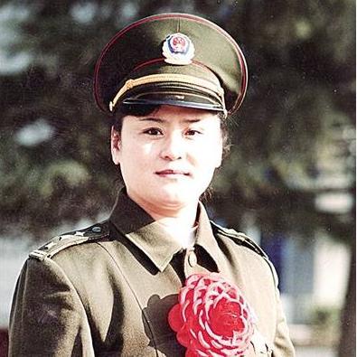 1988年，郑州有一年轻女子被两名歹徒绑进出租车里，就在出租车行驶的过程中，突然