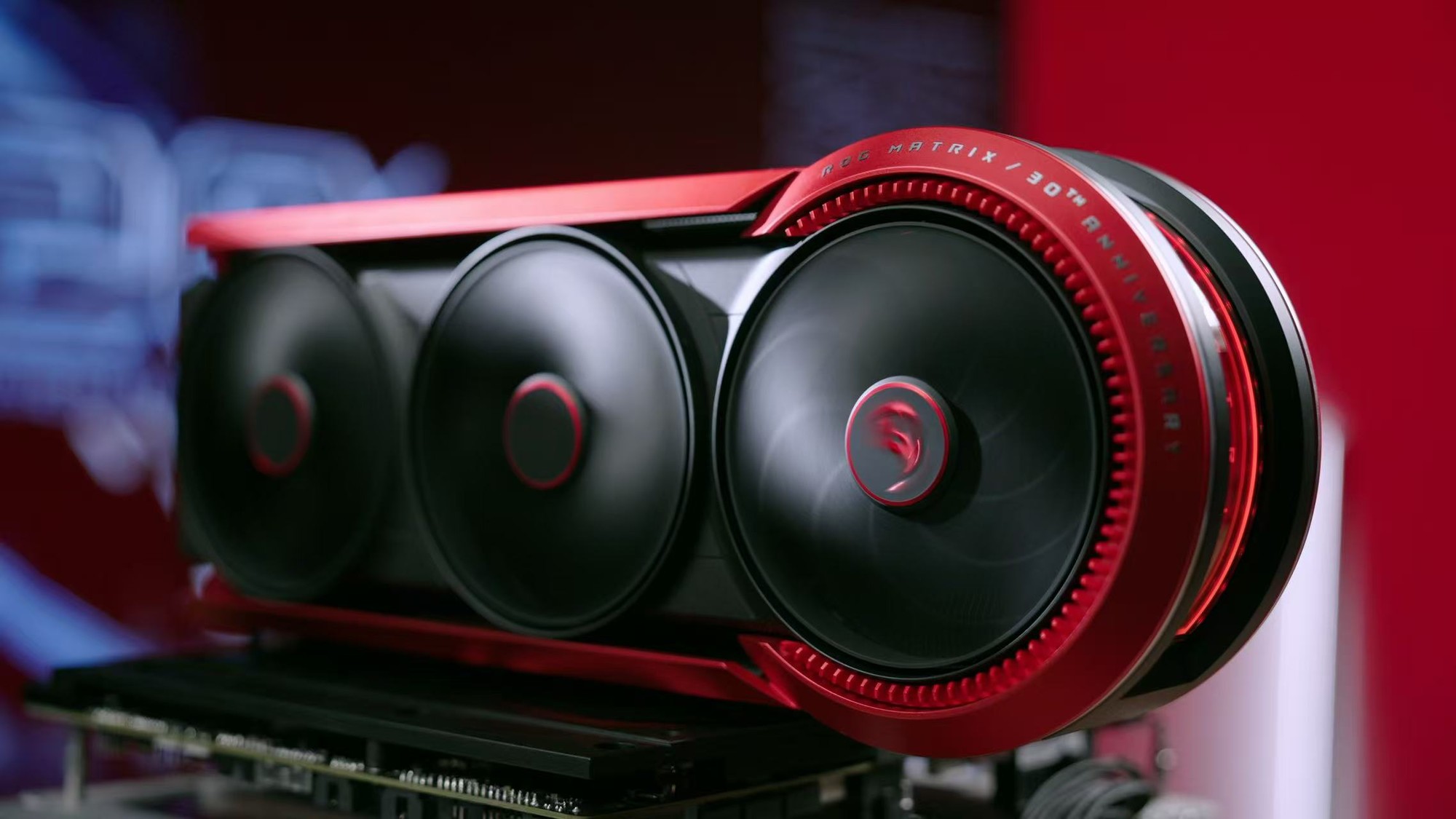 旗舰战力拉满！ROG MATRIX 骇客5090DV2显卡30周年纪念版发布