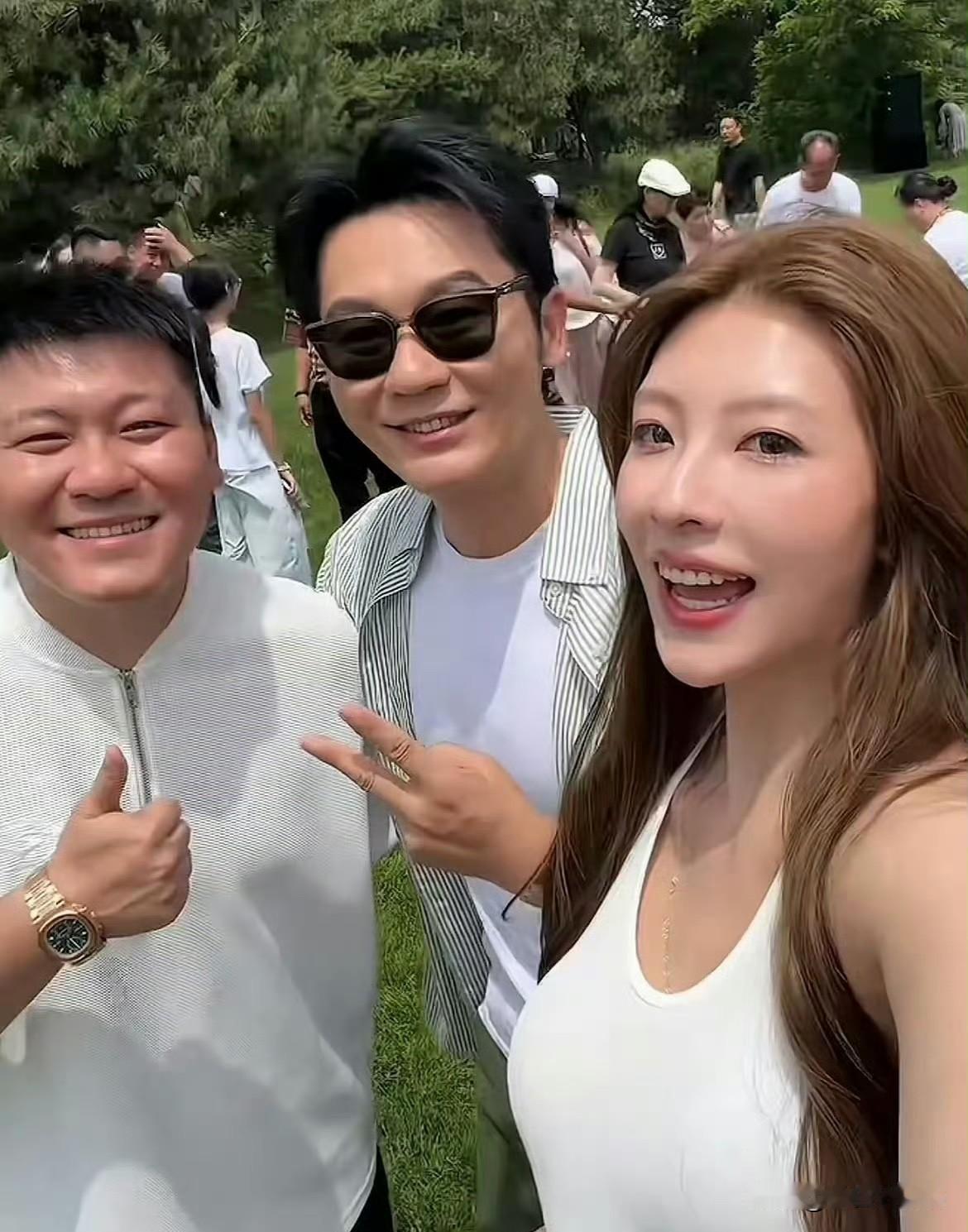 6月7日，李晨参加同父异母妹妹婚礼！
今天才知道李晨有个妹妹，比他小18岁，李晨