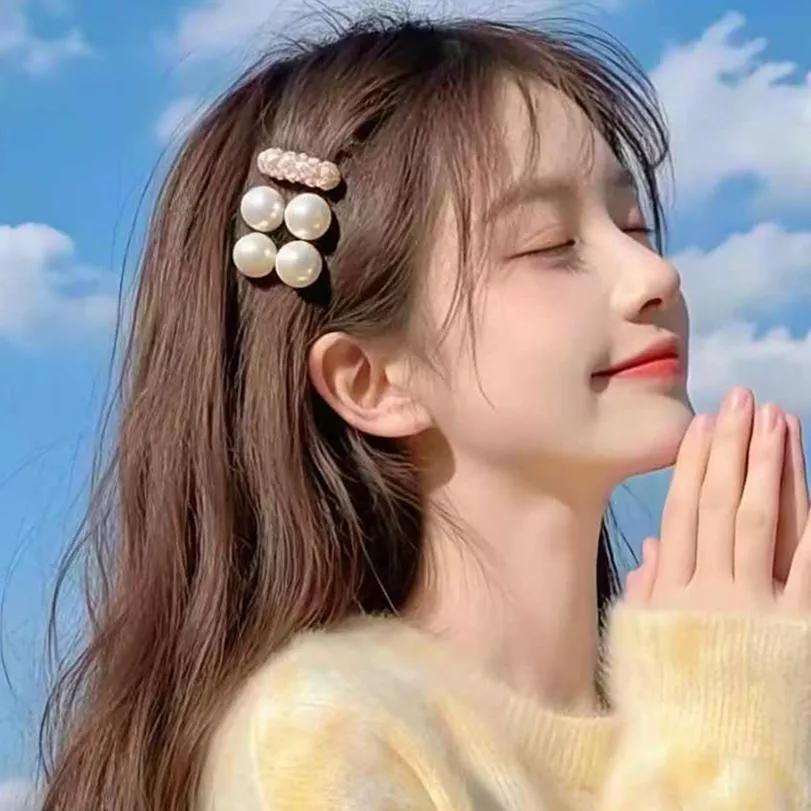 阳光洒在微笑的女孩脸上，温柔如春风。少女感笑容 少女感微笑女孩 少女的笑容 美少