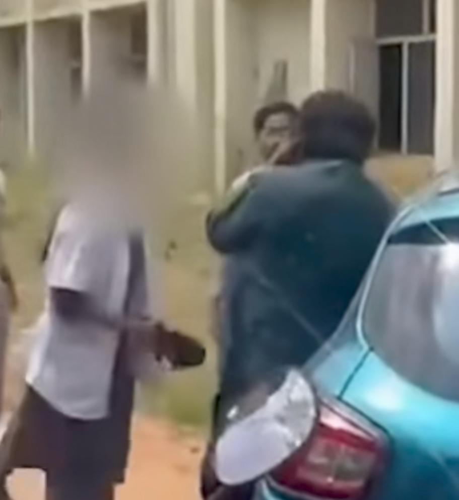 50岁老教授上课发情，被女学生拿拖鞋追着满校打！

印度这教授上课上到一半，突然