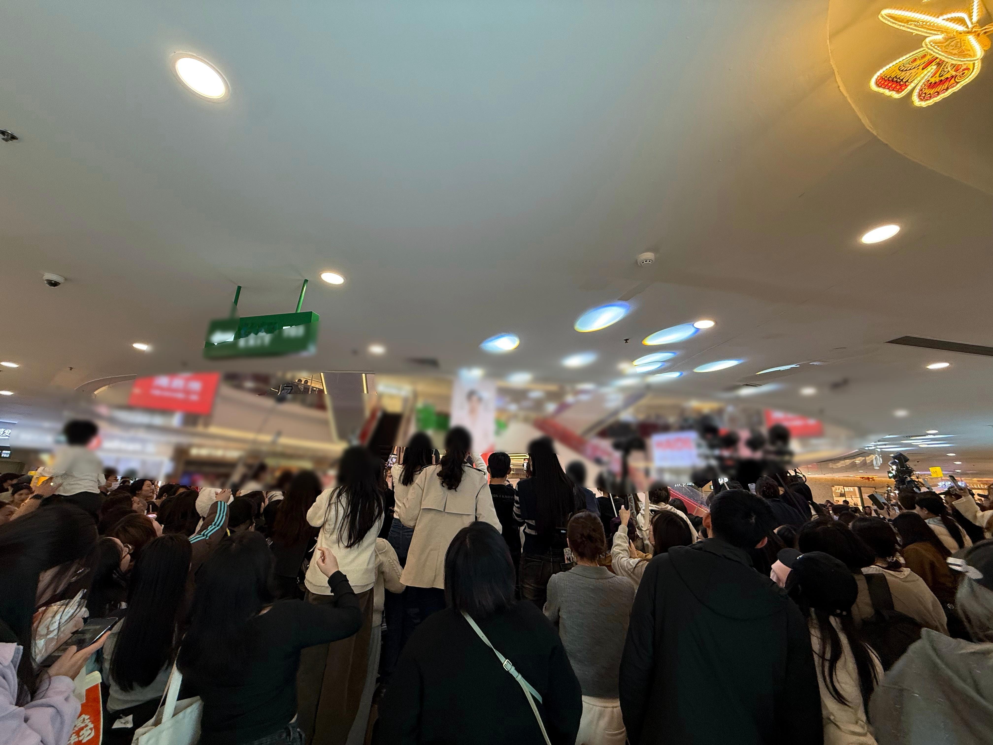 侯明昊线下像线面一样开始繁殖了 里三层外三层，围了好多层人了呀，现场真的是人挤人