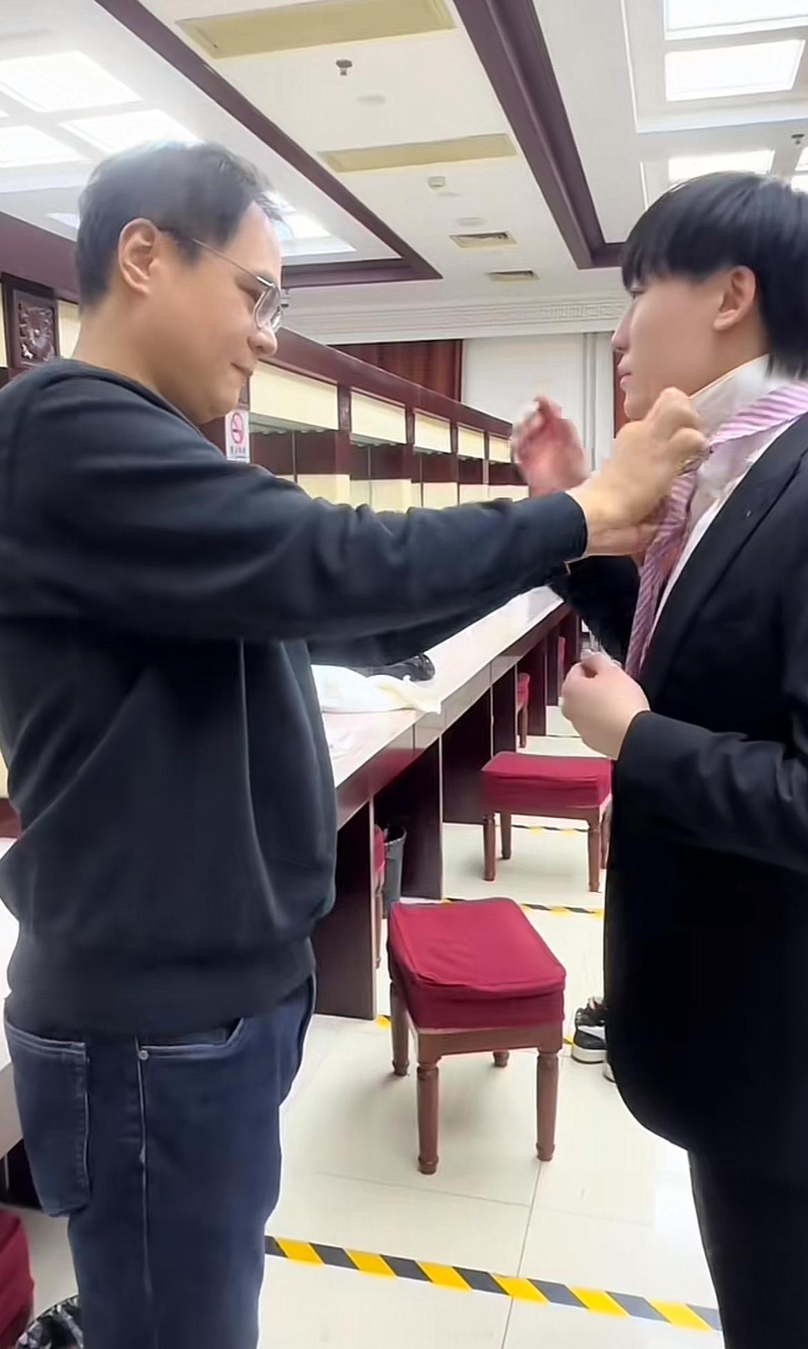 孩子第一回主持这么大的场合老父亲欣慰啊 