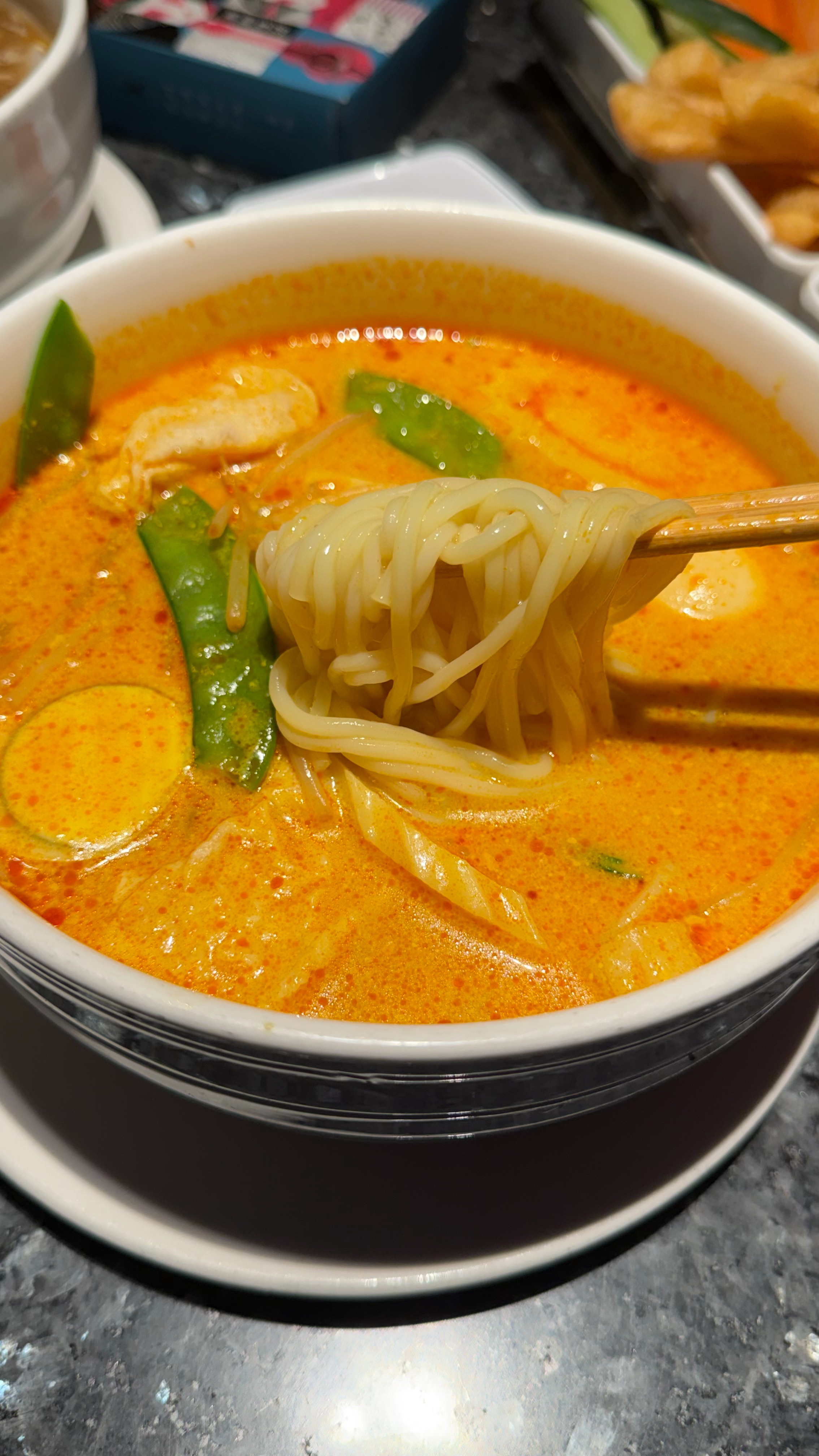 你们晚上吃什么？这个咖喱粉丝还挺好吃的😋 ​​​