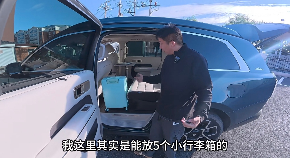 N90 Max探索版二排成床之后，座椅靠背和后备箱底部还有能放两个20寸行李箱+