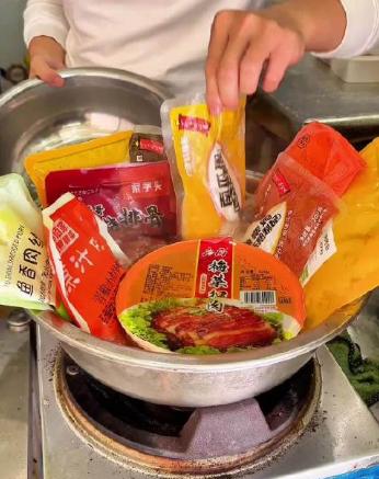 预制菜争论碰撞出什么？

1.碰撞出一个黑心餐饮产业链！

2.碰撞出不良资本的