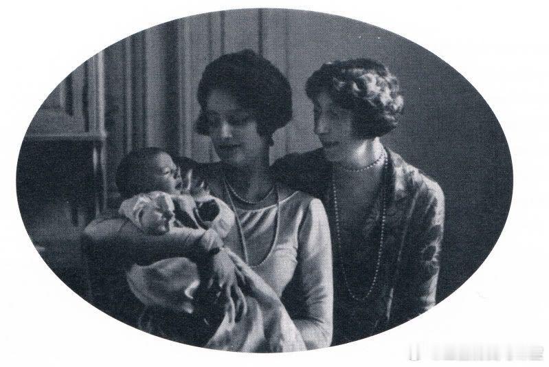 老照片 1927年，比利时布拉班特公爵夫人阿斯特里抱着长女约瑟芬·夏洛特和母亲英