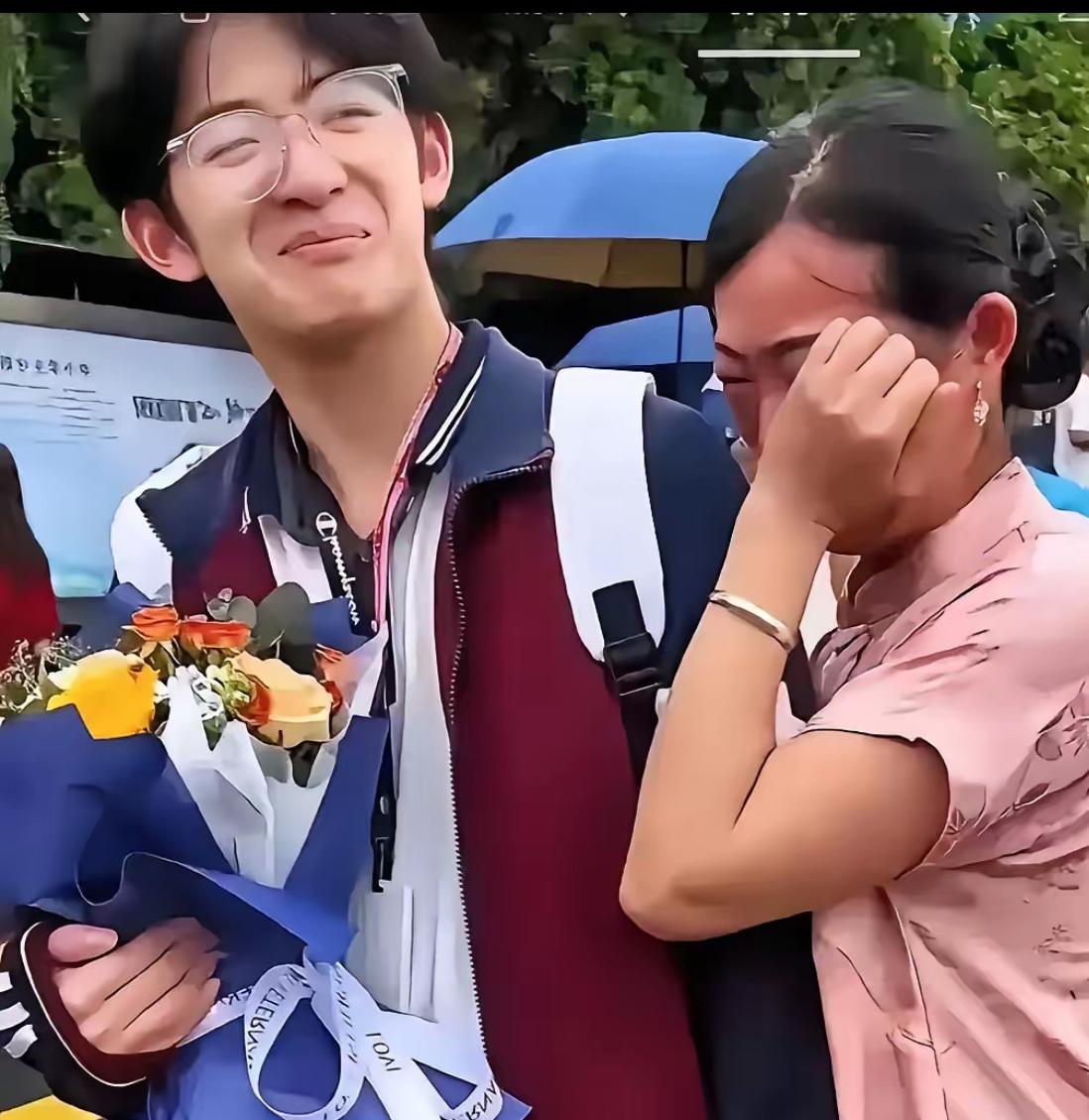 泪目！1米85少年，716分考上清华。可这张录取通知书背后，没有父母铺路，只有小