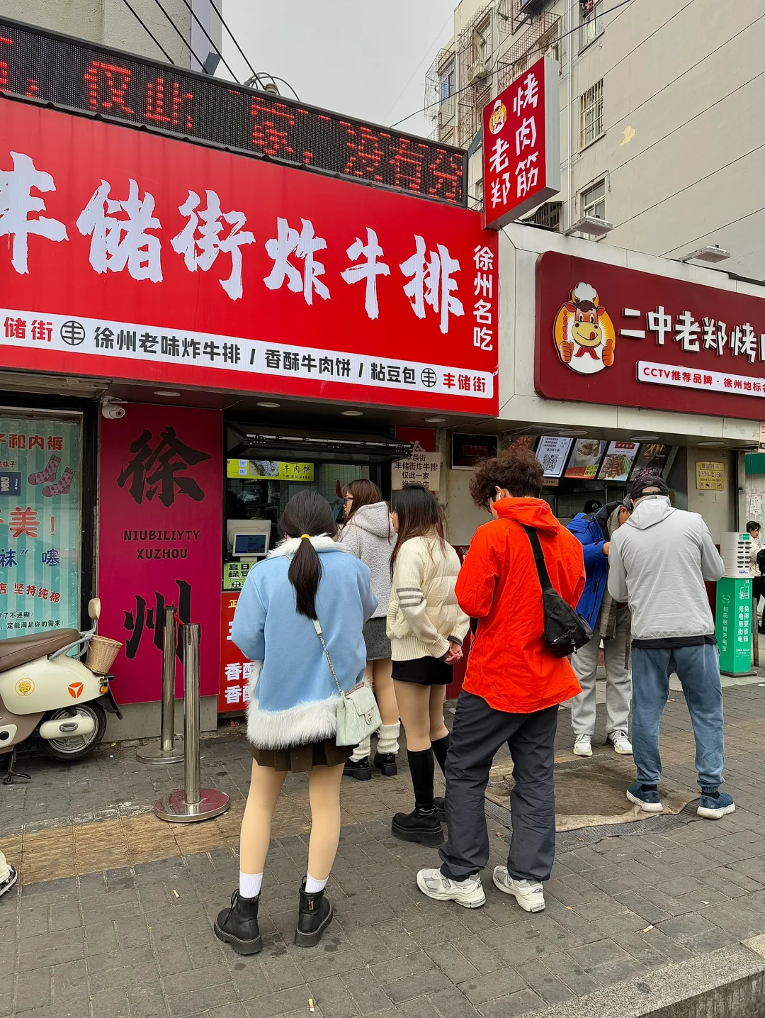 这么多人排队…不愧是富国街坠正宗的炸牛排
