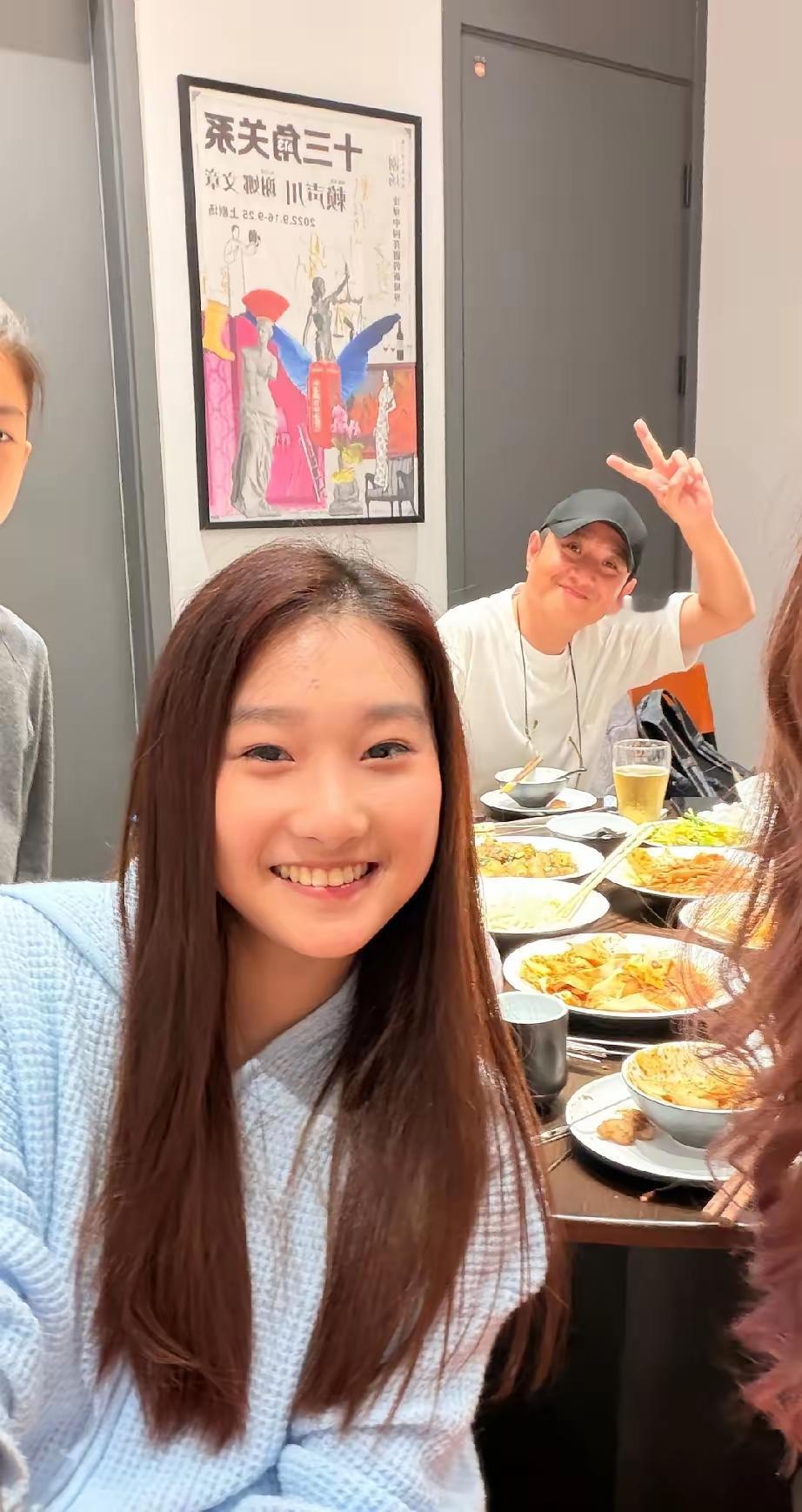 一家团圆了，文章在上海开饭店真的是思虑周全，看爱马笑的多开心。

马伊利真的是教