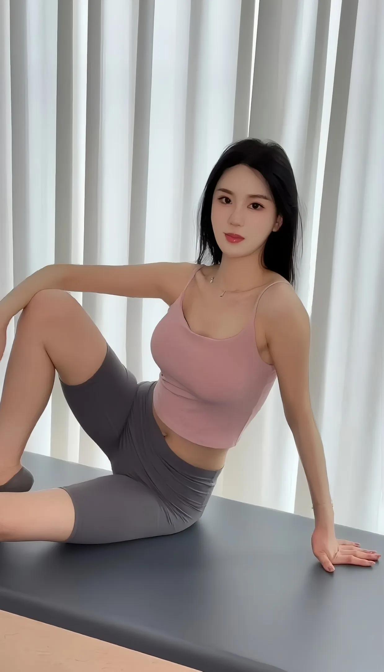 #女人穿紧身的衣服性感吗#
