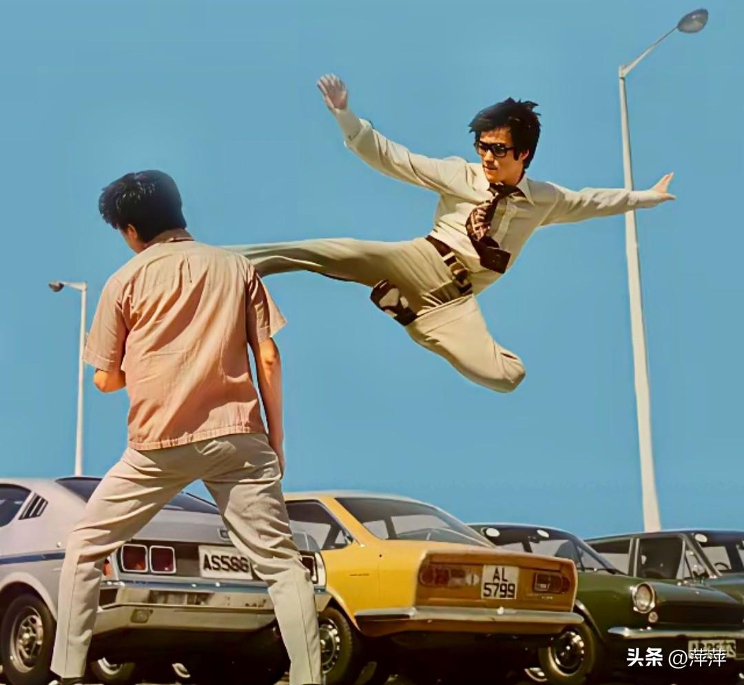 李小龙这招凌空飞踢是1972年在香港拍摄的功夫宣传照。画面中李小龙身姿矫健，招牌