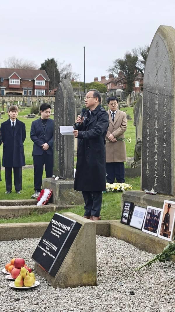 中国总领事在英国为北洋水师水兵扫墓，“墓碑前放着中国航母模型”！

4月4日清明