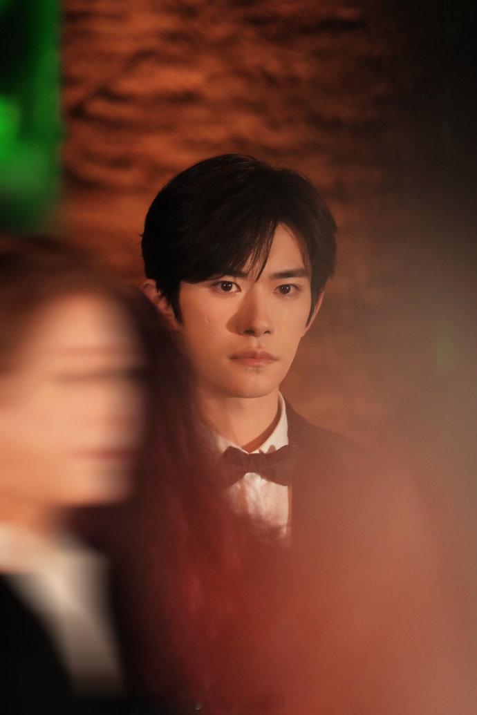 跟着易烊千玺教爸妈用千问 春节团圆不仅是饭菜香，更是教会爸妈新科技的成就感。跟着