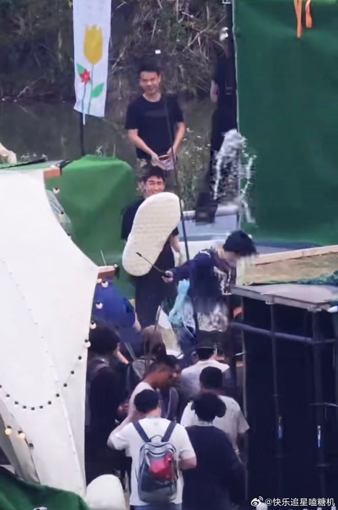 林更新带拖鞋和时团打水仗这是我的西游笑到停不下来！别人打水仗靠战术，林更新直接靠