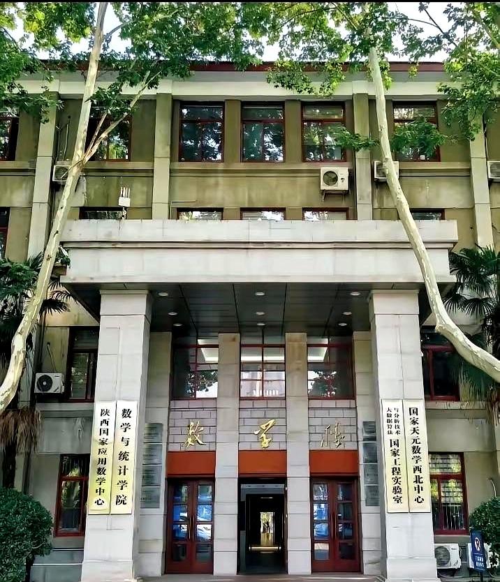 一个数学与统计学院，门口居然摆着三块国家级牌子，乍一看还真有点愣住。
很多学校喜