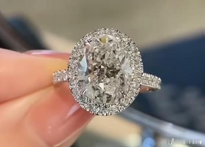 国际钻石巨头全面降价超10%【钻石巨头再宣布降价】自2022年见顶以来，受主要消