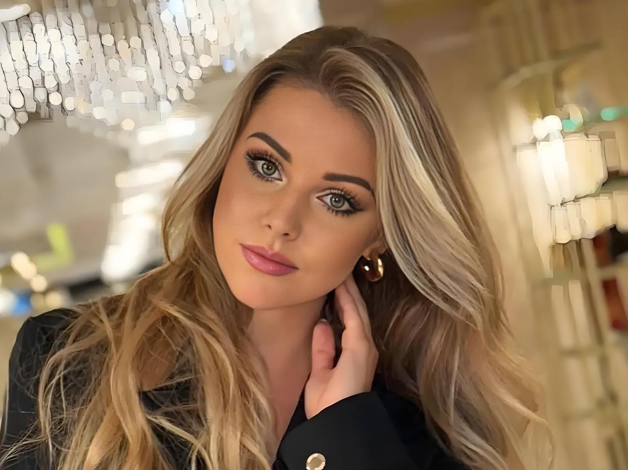 波兰选美小姐冠军Karolina Skowerska，金发碧眼，气质出众。她出生