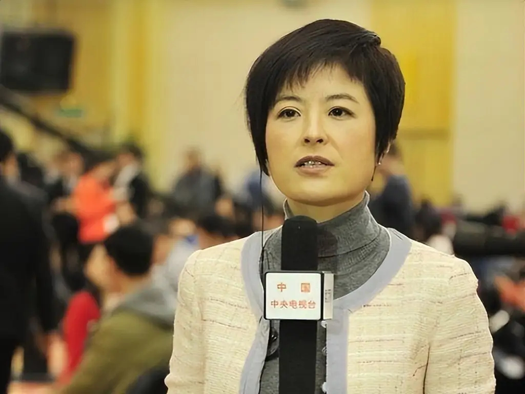 辞去央视工作，嫁大18岁李铁为妻，如今52岁张泉灵已走上另一条路 