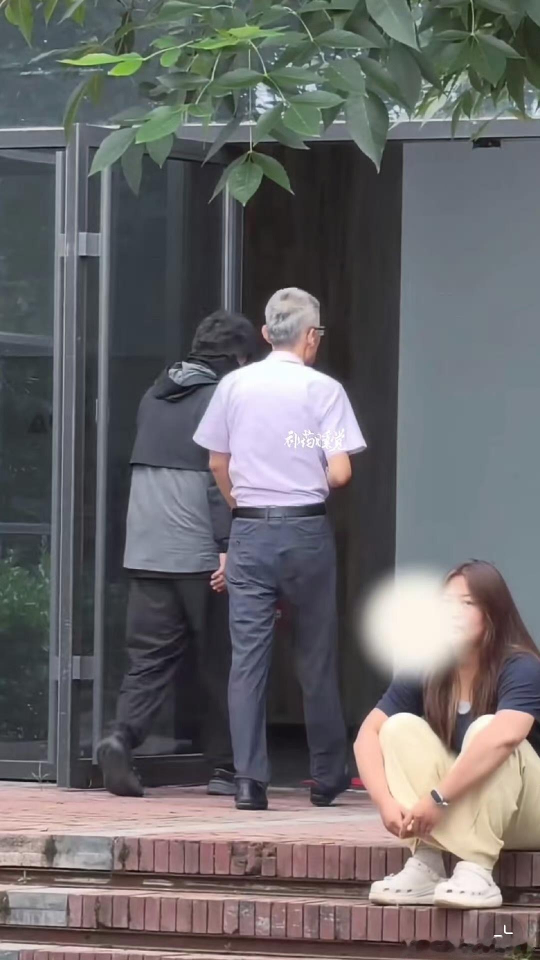 娱乐[超话]李飞头发白成这样了李飞白头发 李飞头发白成这样了，啊 ​​​