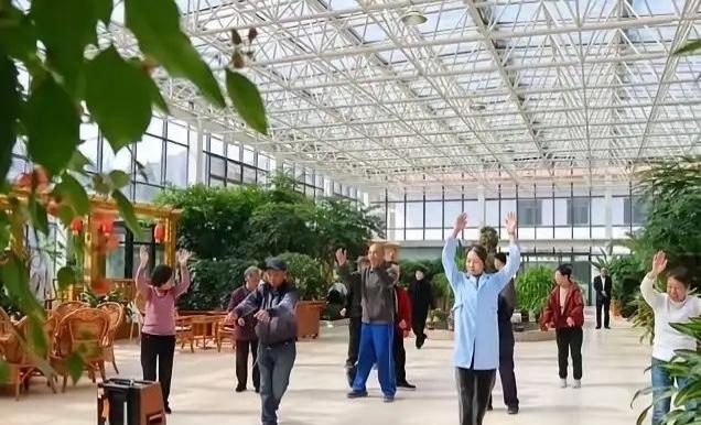最近刷到北京几则老人养老的事，看完心里堵得慌，这个话题，说起来真是很有争议。
 