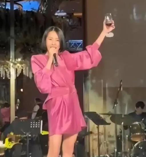 比范晓萱还松弛的是一向疯疯癫癫的小S，即使之前遭遇汪小菲张兰手撕，人设不好，但从