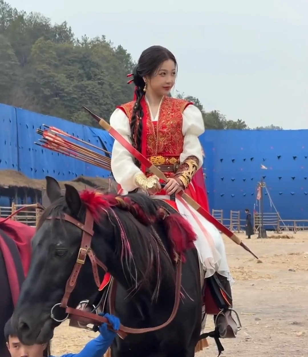 虞书欣云初令新造型路透 ，红衣骑马服，俏皮大小姐