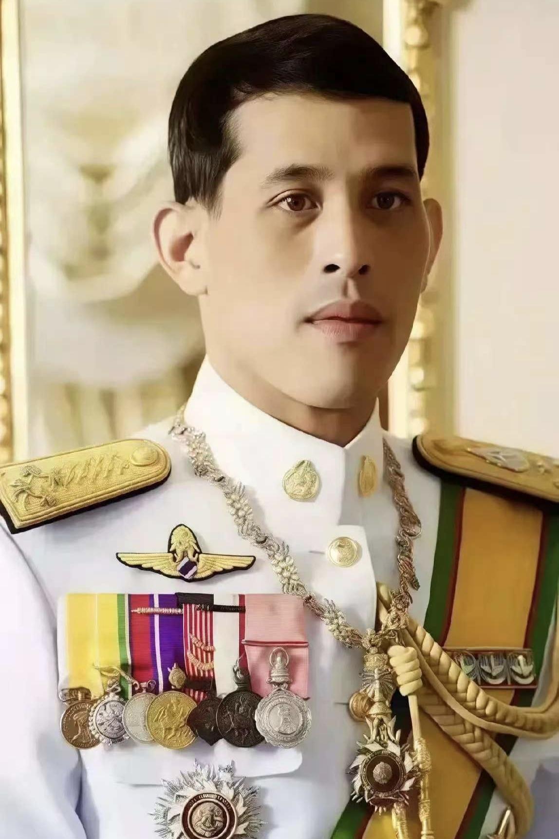 你没猜错，
中泰友谊就是这么深厚！

11月15日上午，泰国国王哇集拉隆功前往天