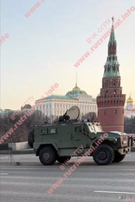 在莫斯科，拦截无人机的机动火力小组已出现在克里姆林宫墙下，甚至登上了列宁墓。最近