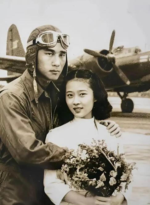 他们唯一的合影，也是永远的“婚纱照”。照片里，22岁的飞行员陈怀民穿着飞行服，戴