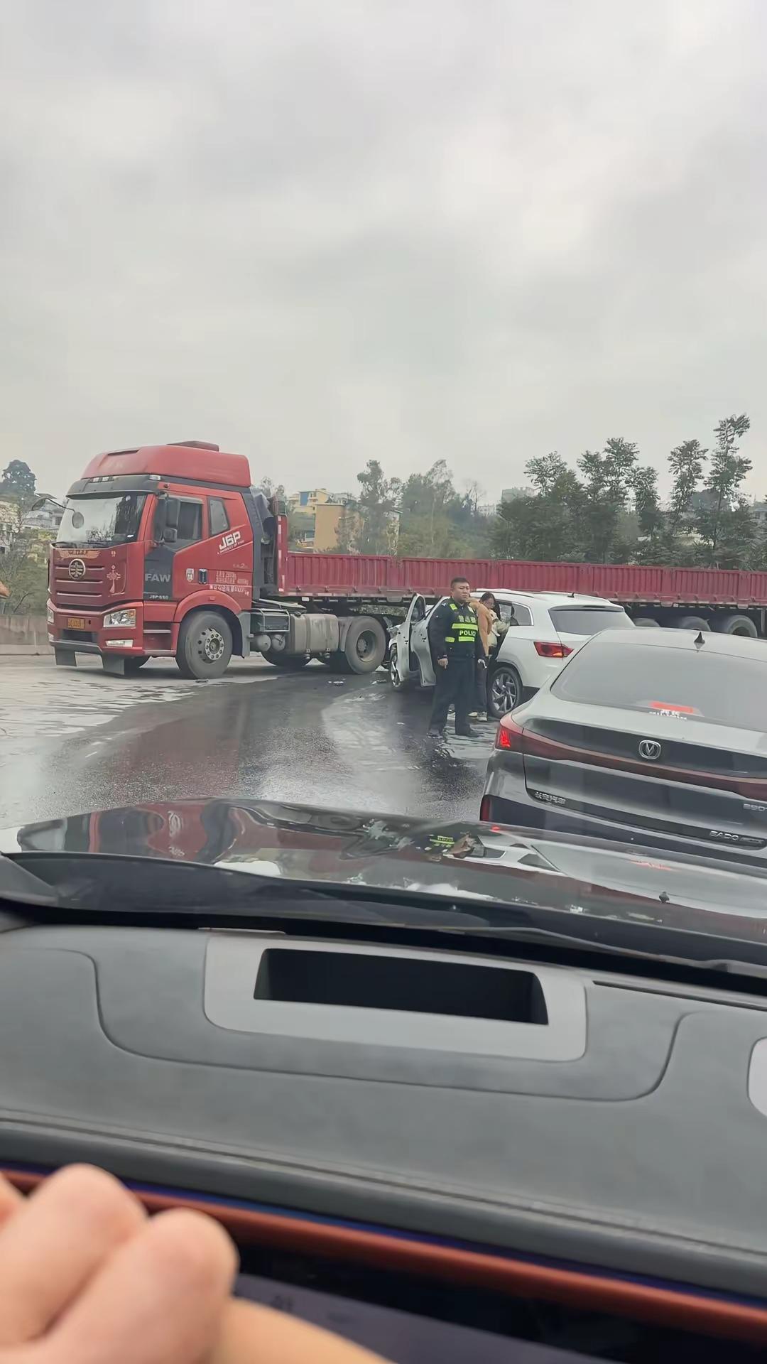 今天你们是咋了，前面婚车撞成一堆，你们后面还接着来