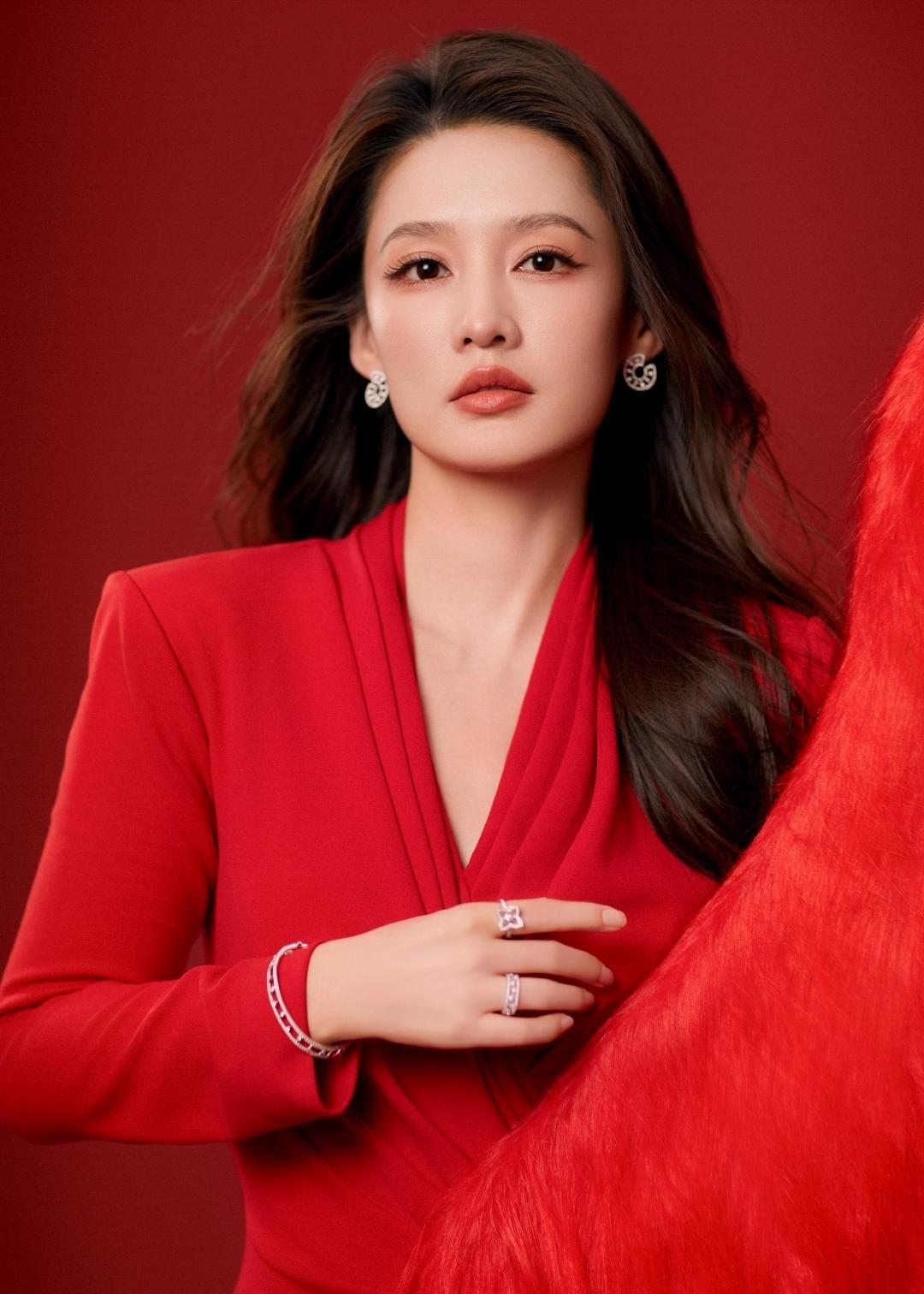 马年新春氛围感的天花板，被李沁这组大片稳稳拿捏！一袭红裙加身，她将江南女子的温婉