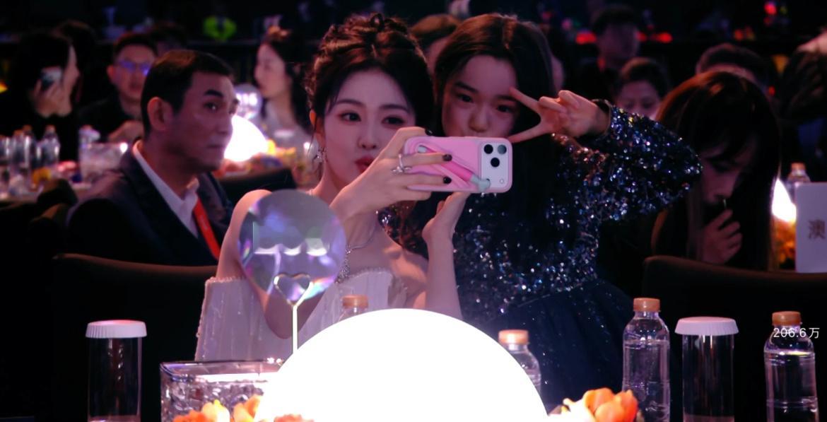 小酒窝真的是白鹿的忠实粉丝啊，追剧看跑男，家里也好多白鹿周边。这次还给白鹿做了拼