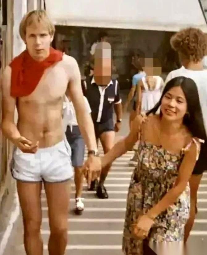 “她自杀了？一点不惊讶。”
七个字，像刀子一样扎进人们耳朵。说这话的，是她初恋，