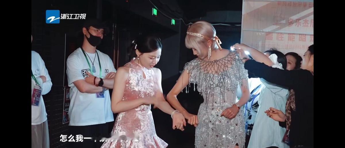 关晓彤没发生日祝福，鹿晗也没回应。
没人提分手，但谁都知道，该翻篇了。
她黑了，