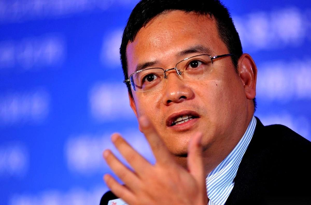 有人在喊救命，有人在闷声捡黄金。
但斌在那边替大家伙儿操碎了心，说投白酒的悬了，