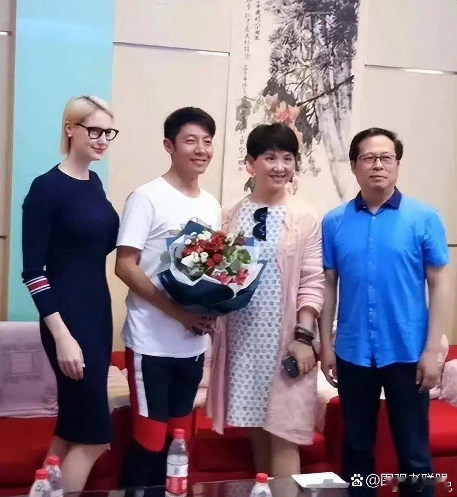 撒贝宁又带着洋媳妇李白出席活动了，两个人的状态给人的感觉一直很稳定 ​​​