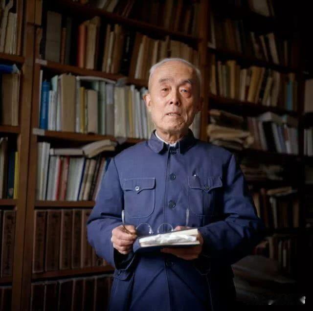 大师捐赠文物也现身拍卖行。2001年，国学大师季羡林将毕生的藏书文物捐给了北大。