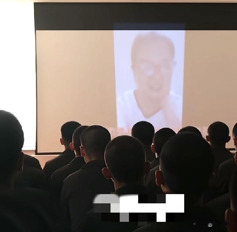 9月25日，中秋佳节来临之际，武警内蒙古总队新兵团，组织新兵观看家属录制的视频，