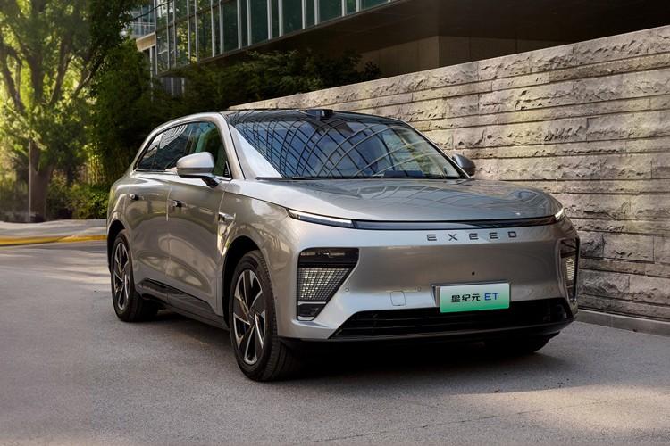 星纪元ET将于今晚开启预售，该车定位中大型SUV，拥有纯电和增程的选择，车内简洁