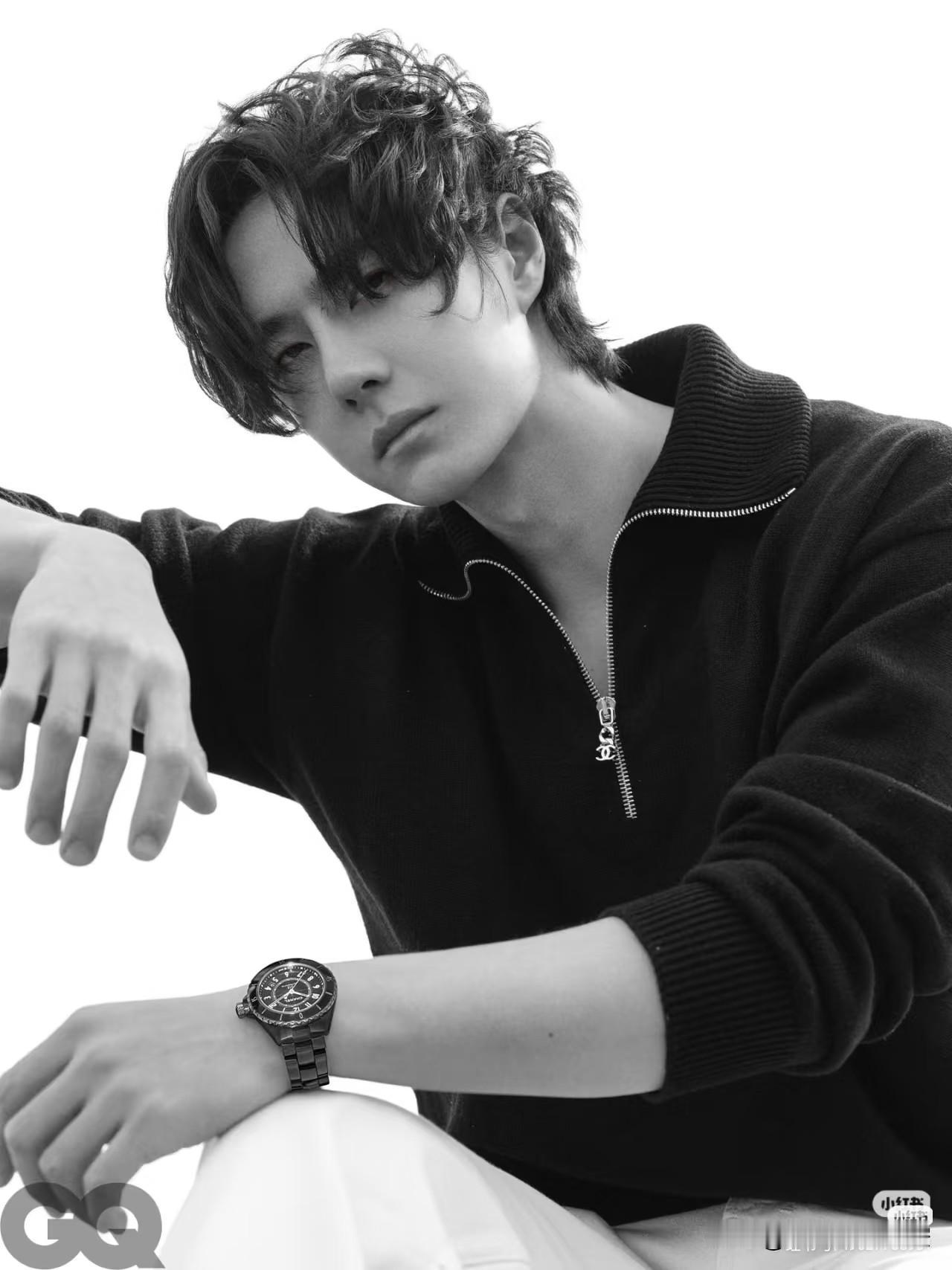 好喜欢现在他的味道——
松弛、成熟、清冷、文艺，
由内而外散发着满满的男性魅力！