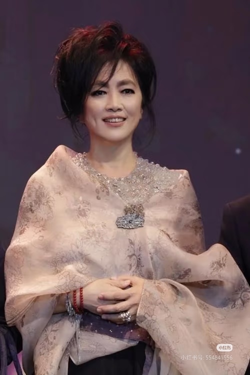 代码类似的三个音乐人。齐豫女士，窦唯，庾澄庆。我妈妈结构最好，稳定，平和，就像她