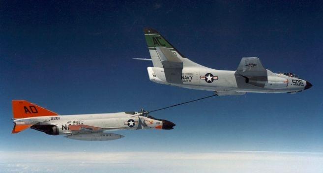 1961年，道格拉斯A3D-2“空中勇士”为F4H-1F(F-4A)加油。