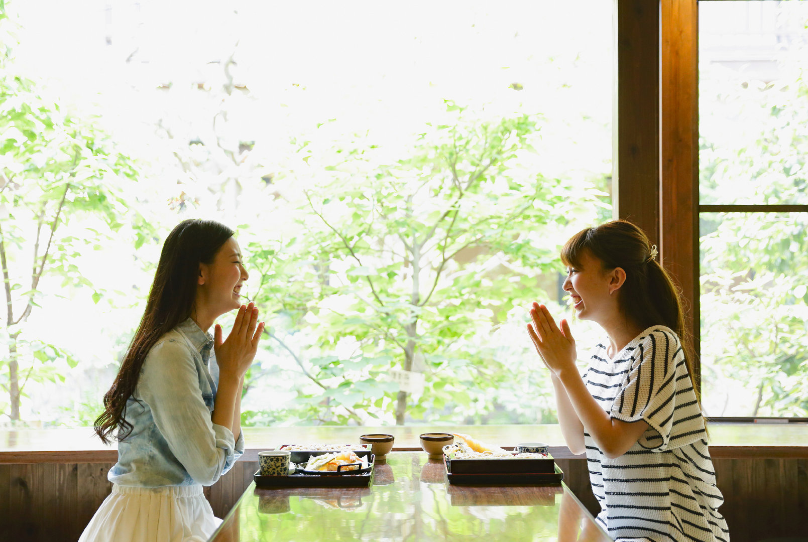 在这个你看我我看你的社会里，所谓的正确不过就是与他人相似而已。—— 林奕含《房思