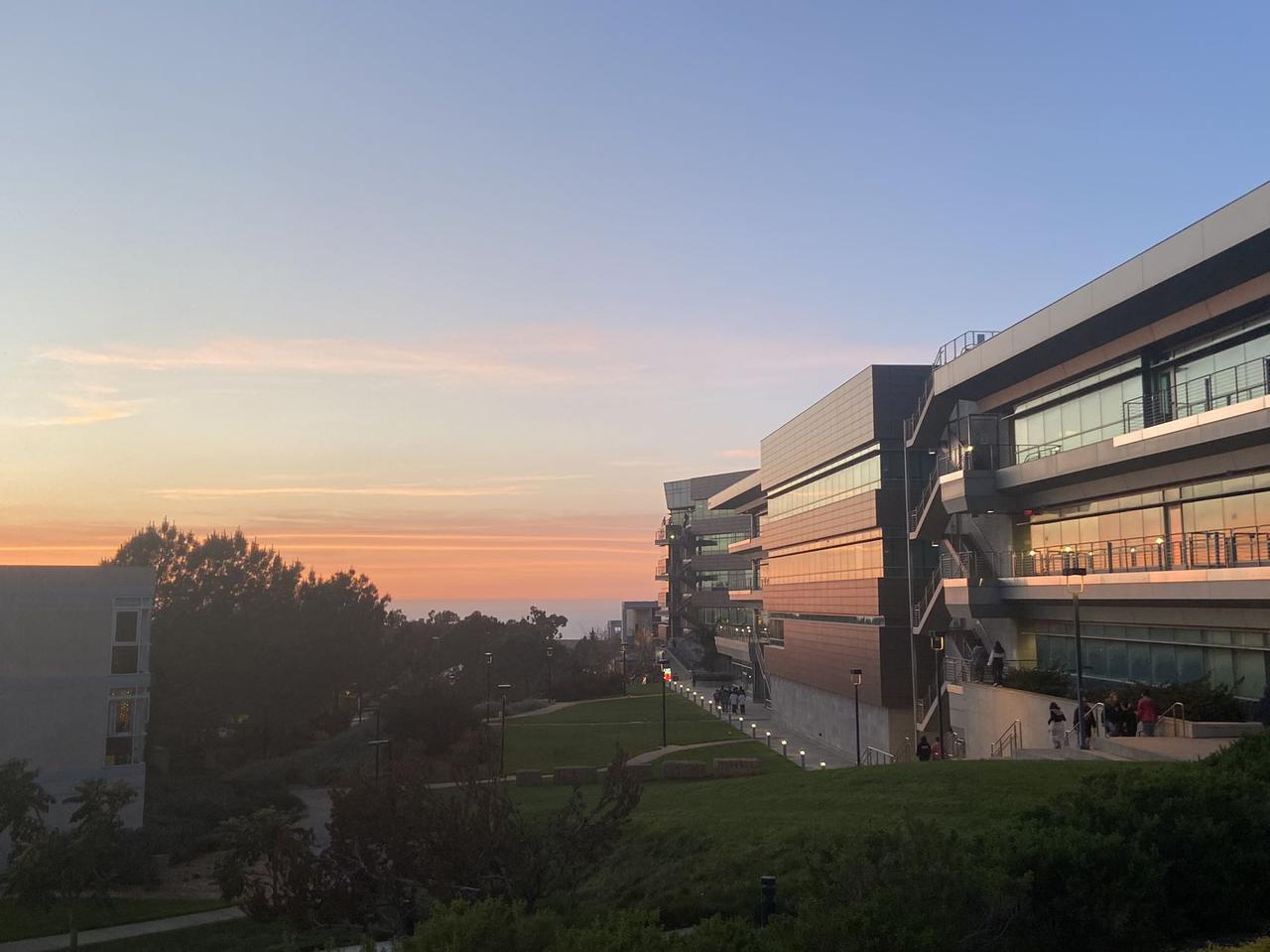 很多人以为，
学英语，是一件“等有时间再说”的事。
可对很多普通人来说，
它往往