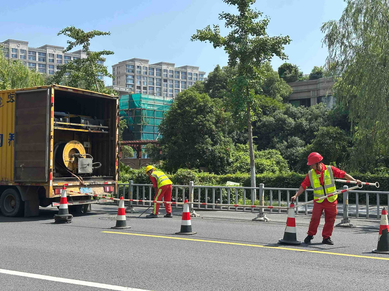 烈日下宁波水务工人守护城市地下排水管网 连日高温，宁波江北水务疏通工人陈涛、蒋业