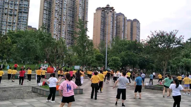 网上要求严格管理暴走团、广场舞的声音越来越大，管理部门不应该忽略这种声音，要防止