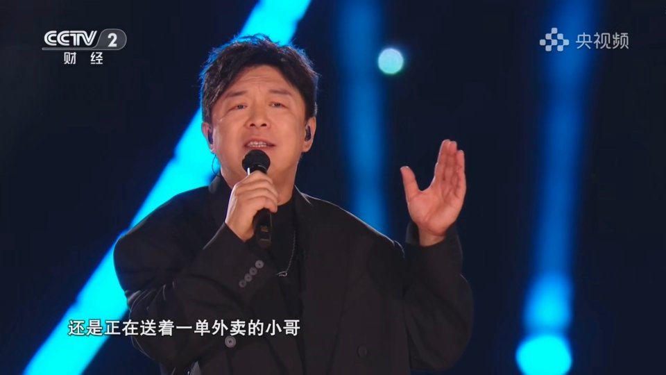 鸿蒙星光盛典 刚刚上场的是青岛的海风之子、银幕的千面戏骨、黄金喜剧的扛鼎之人、百