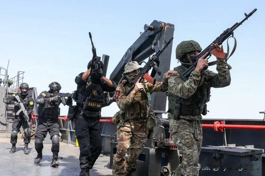 🇮🇷🇷🇺伊朗和俄罗斯特种部队在联合海军演习中模拟了对一艘被俘船只的突袭行